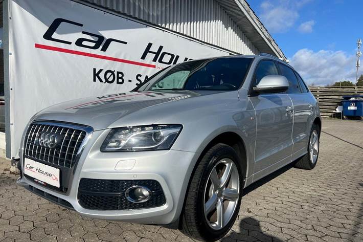 Sølv Audi Q5 fra 2011 set udefra