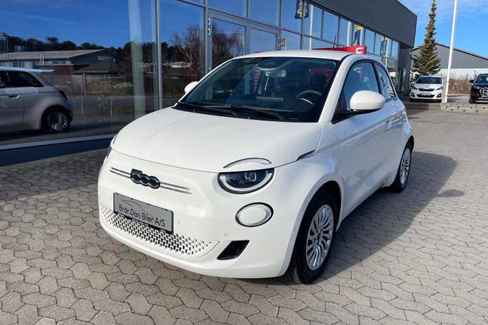 Hvid Fiat 500e fra 2021 set udefra