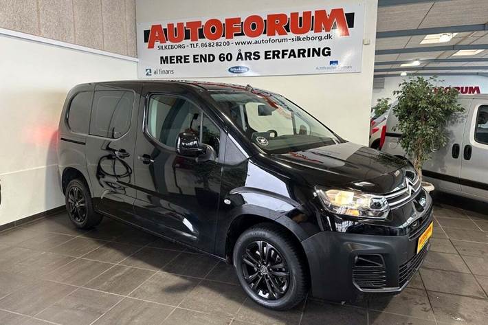 Sort Citroën Berlingo fra 2021 set udefra