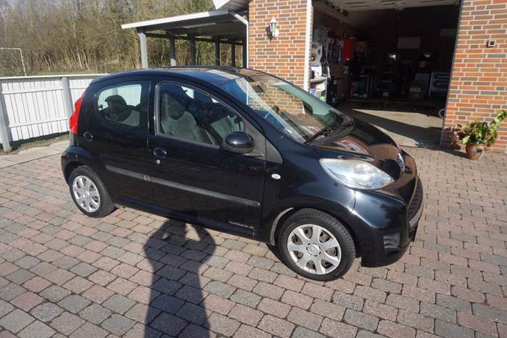 Sort Peugeot 107 fra 2011