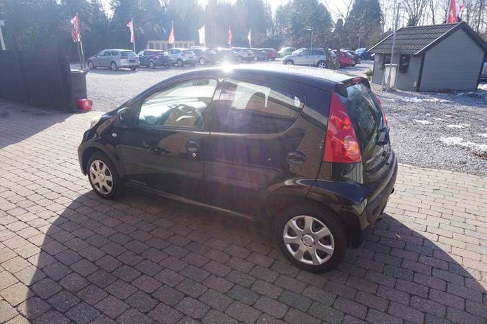 Sort Peugeot 107 fra 2011