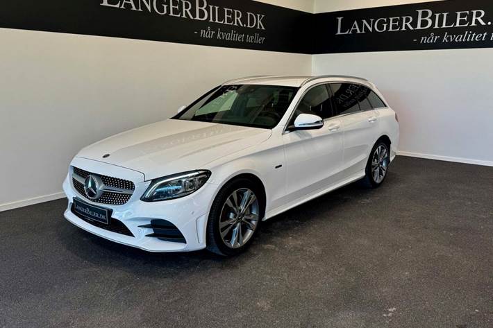 Hvid Mercedes C300 de fra 2021 set udefra