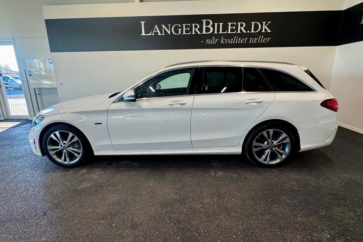 Hvid Mercedes C300 de fra 2021