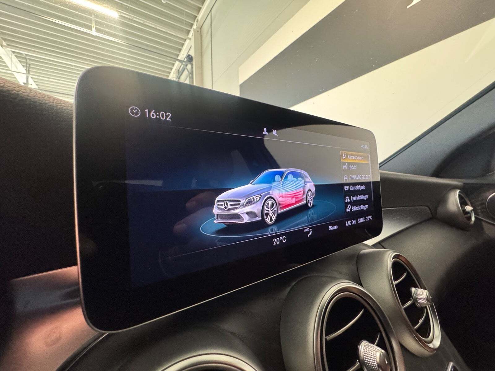 Hvid Mercedes C300 de fra 2021