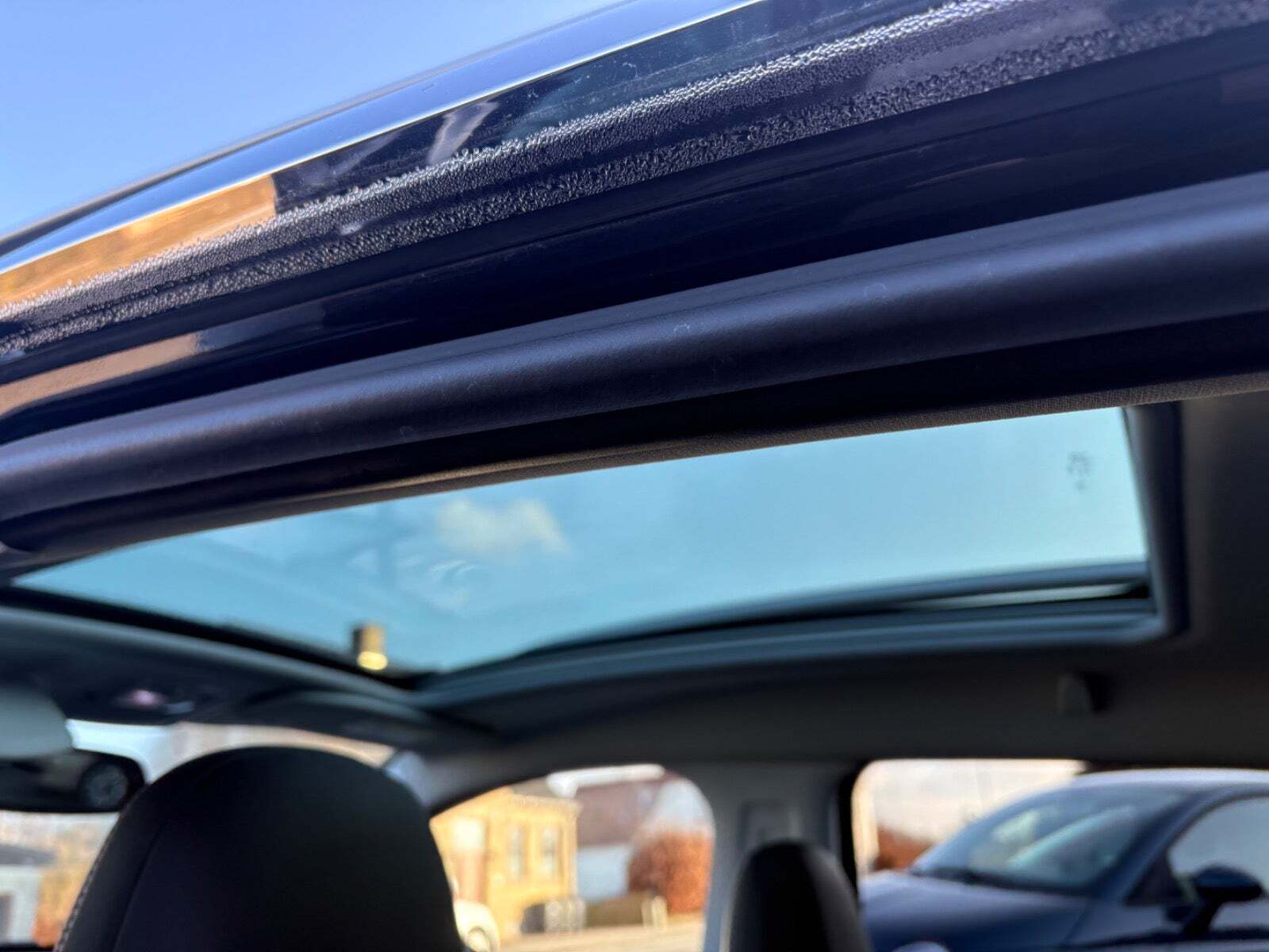 Sort Peugeot 2008 fra 2017