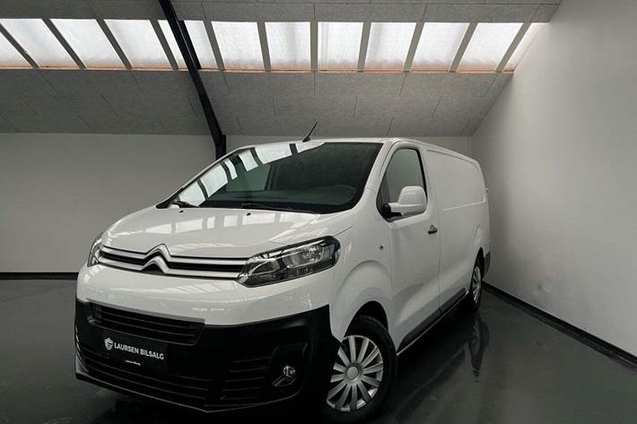 Hvid Citroën Jumpy fra 2017 set udefra