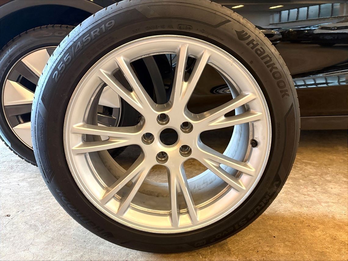 Sort Tesla Model Y fra 2024