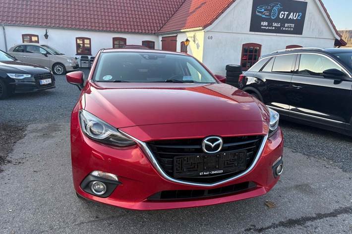 Rød Mazda 3 fra 2015