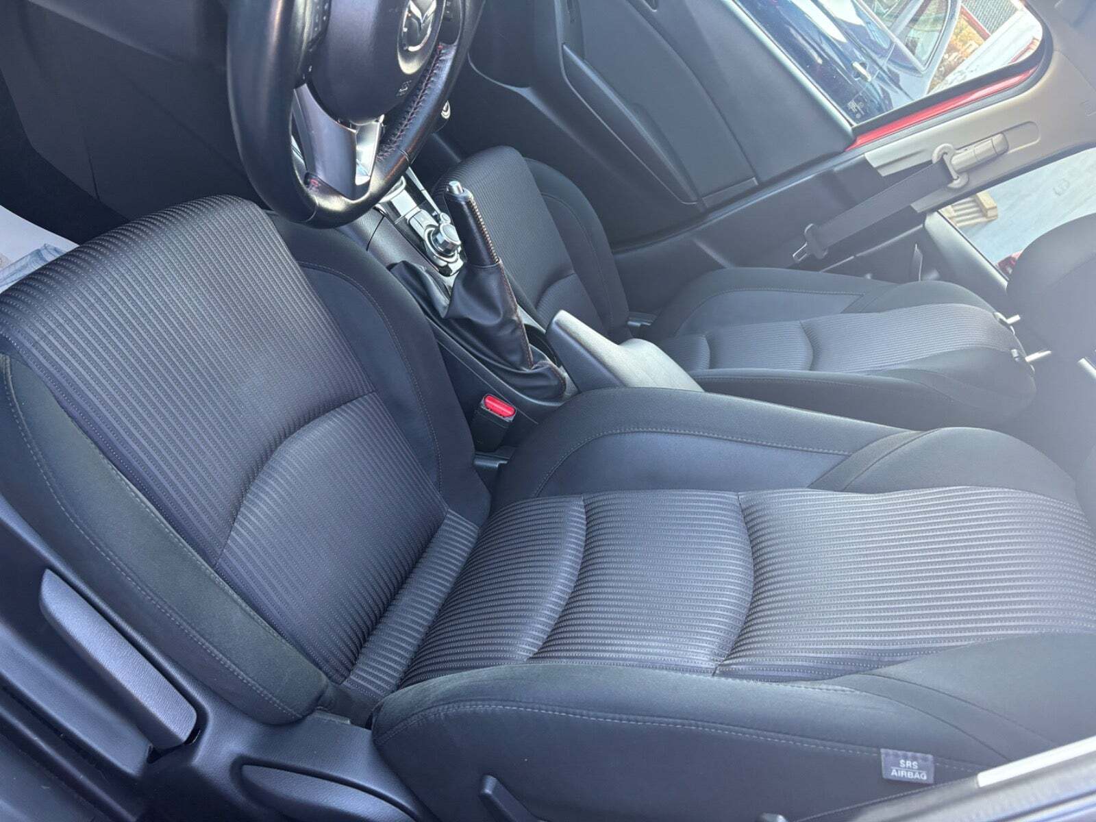 Rød Mazda 3 fra 2015