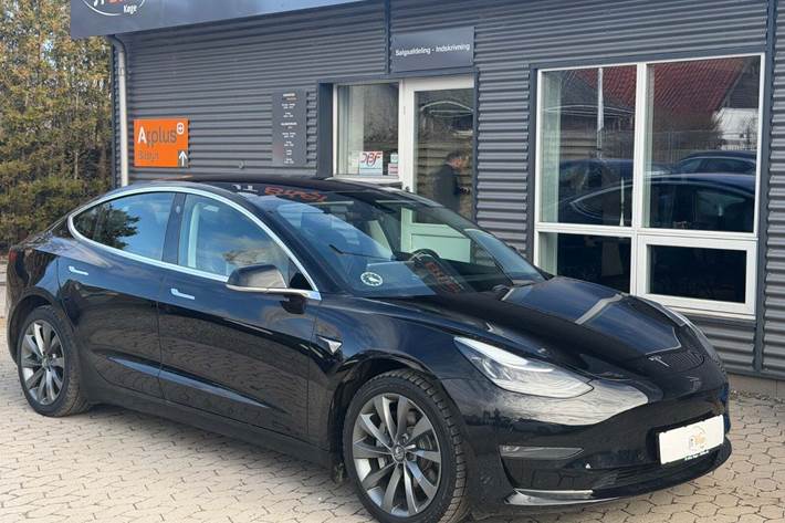 Sort Tesla Model 3 fra 2019 set udefra