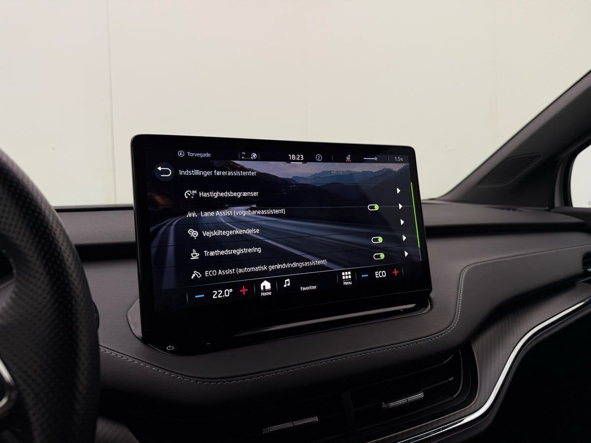 Hvid Skoda Enyaq fra 2023