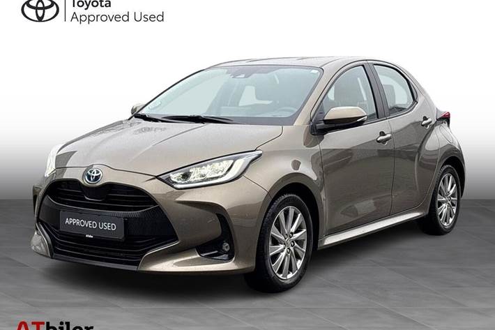 Bronze Toyota Yaris fra 2023 set udefra