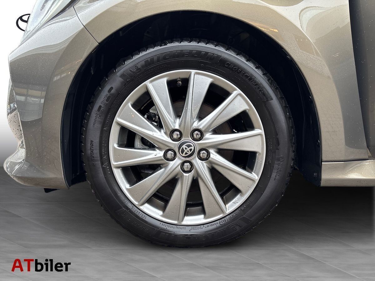 Bronze Toyota Yaris fra 2023