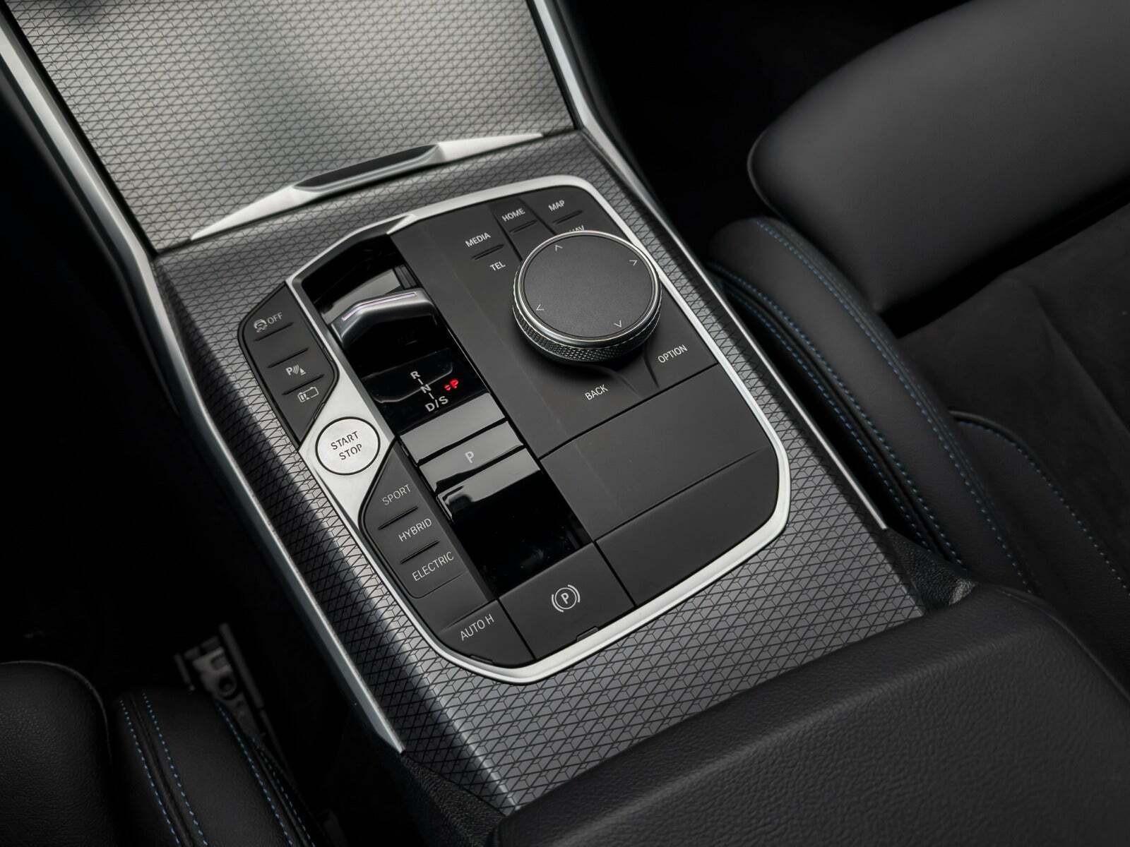 Hvid BMW 330e fra 2023