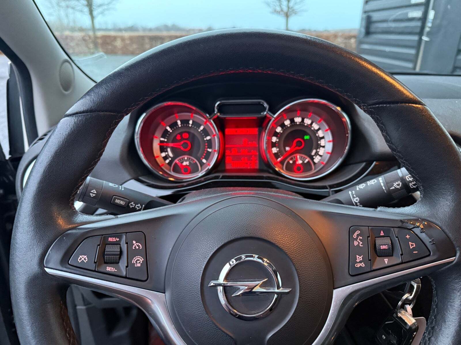 Grå Opel Adam fra 2013