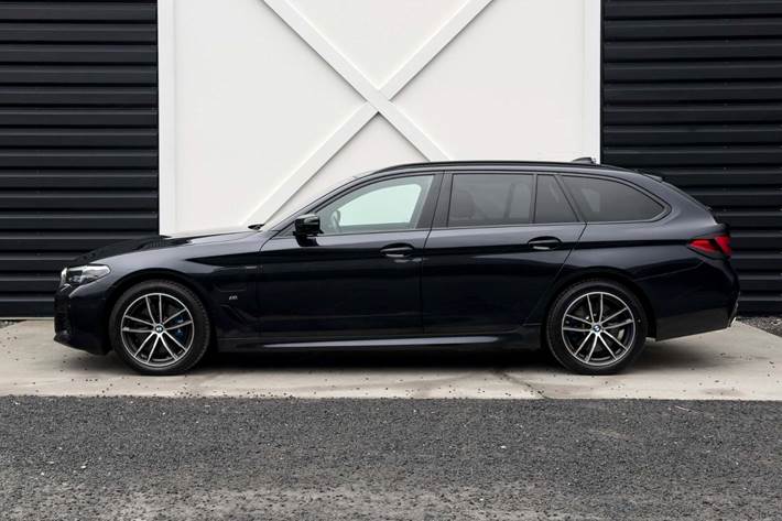 Sort BMW 530e fra 2021