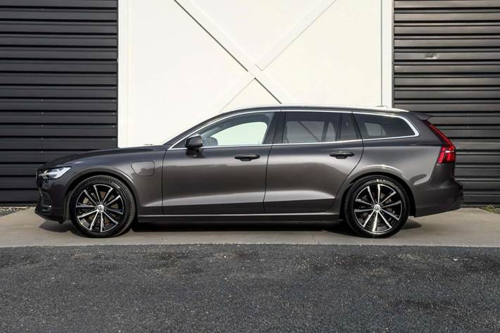 Grå Volvo V60 fra 2023