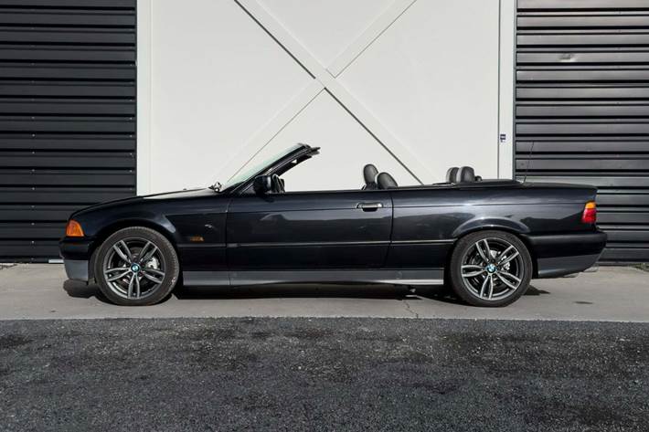 Sort BMW 328i fra 1995 set udefra