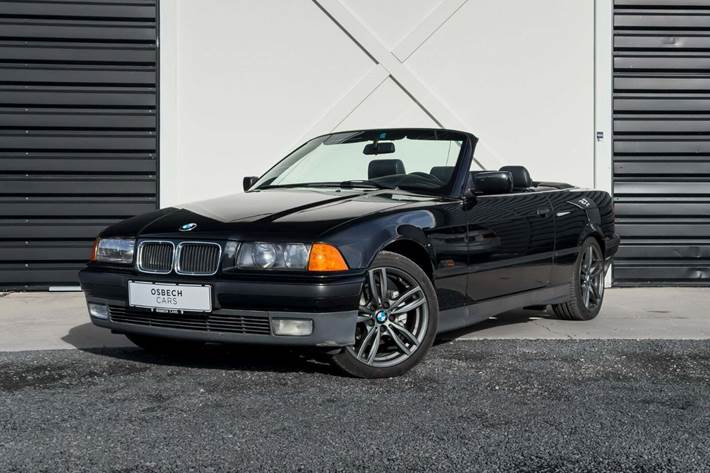 Sort BMW 328i fra 1995 set udefra