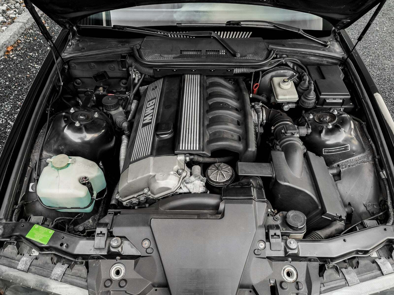 Sort BMW 328i fra 1995