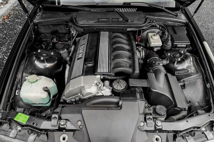 Sort BMW 328i fra 1995 set udefra