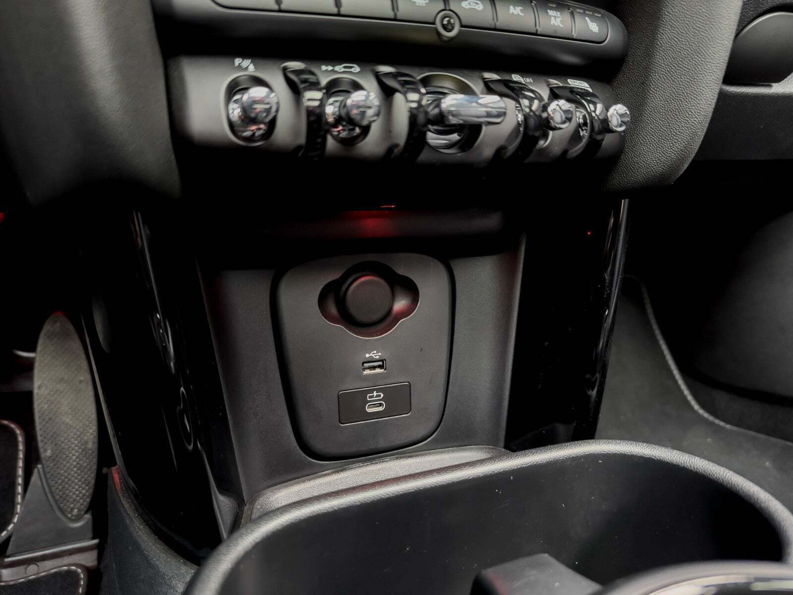 Rød Mini Cooper SE fra 2023