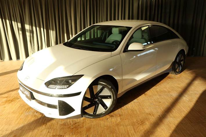 Hvid Hyundai Ioniq 6 fra 2024 set udefra