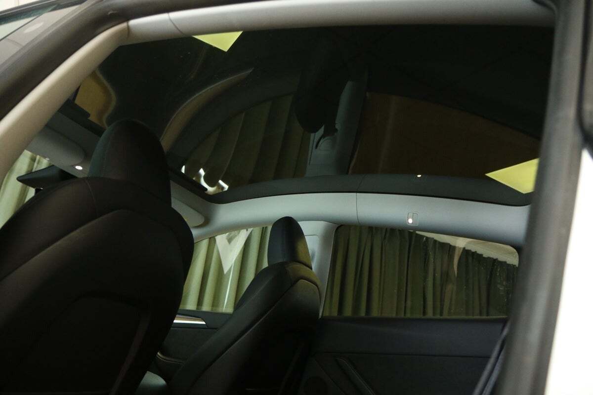 Hvid Tesla Model Y fra 2024