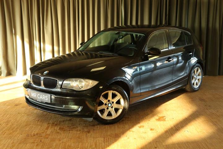 Grøn BMW 118i fra 2008 set udefra