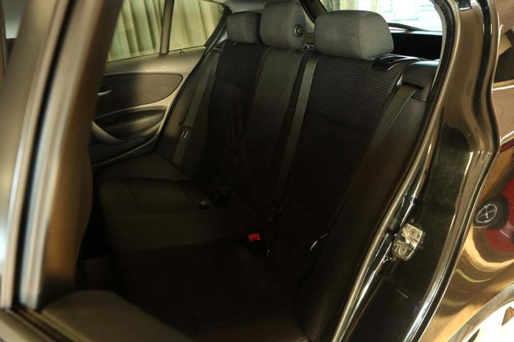 Grøn BMW 118i fra 2008