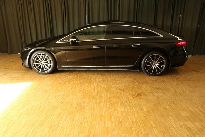 Grøn Mercedes EQS450+ fra 2022
