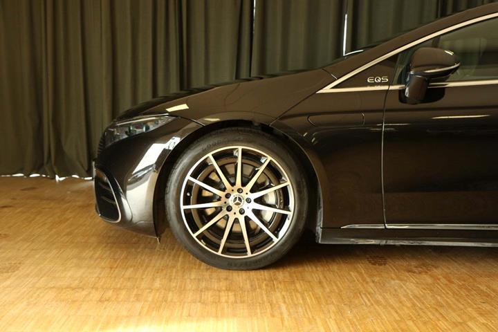 Grøn Mercedes EQS450+ fra 2022