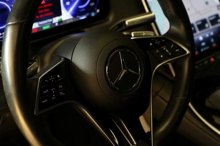 Grøn Mercedes EQS450+ fra 2022