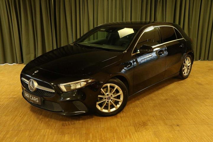 Grøn Mercedes A200 fra 2019 set udefra