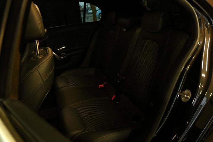 Grøn Mercedes A200 fra 2019