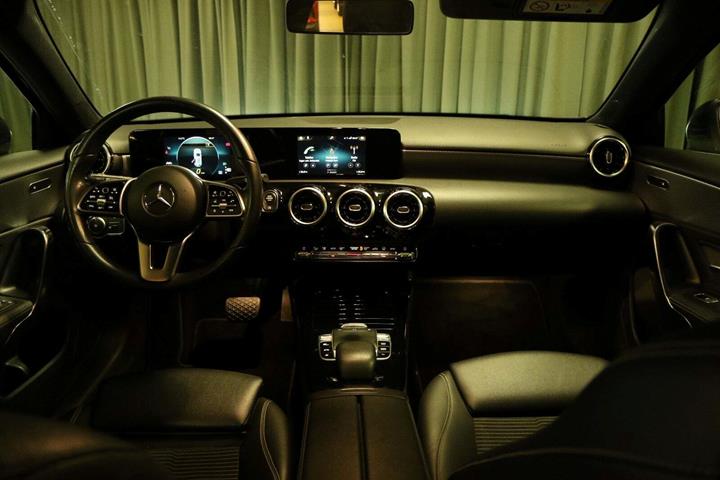 Grøn Mercedes A200 fra 2019