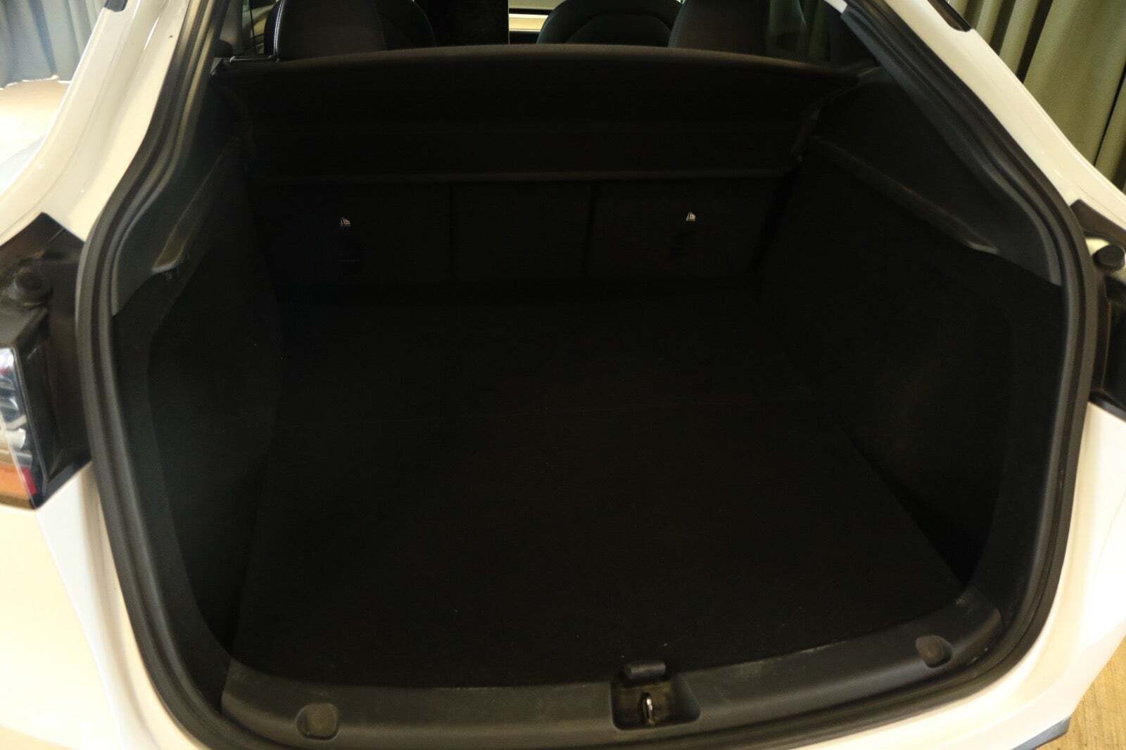 Grøn Tesla Model Y fra 2023