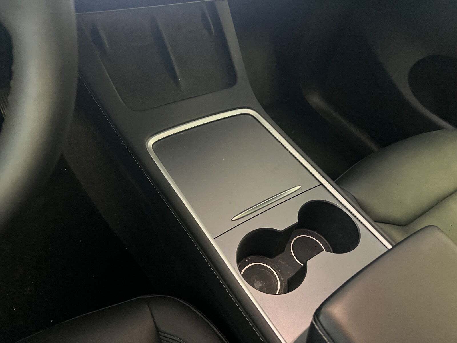 Sort Tesla Model Y fra 2023