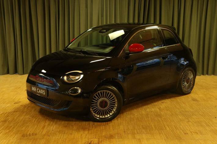Grøn Fiat 500e fra 2022 set udefra
