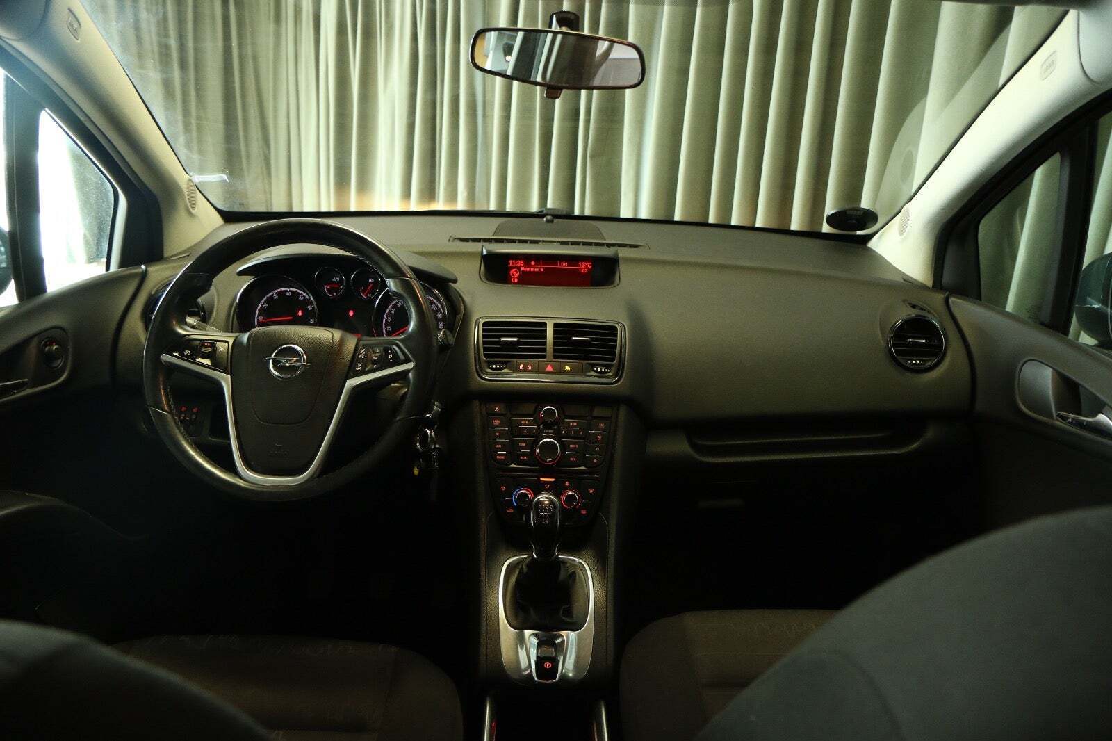 Sort Opel Meriva fra 2011