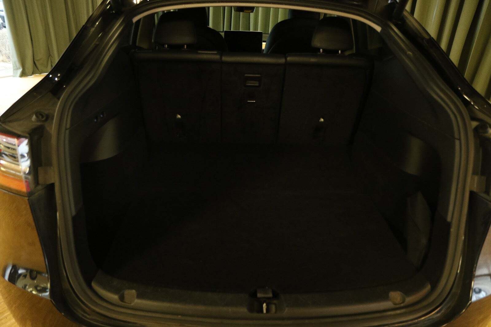 Grøn Tesla Model Y fra 2022