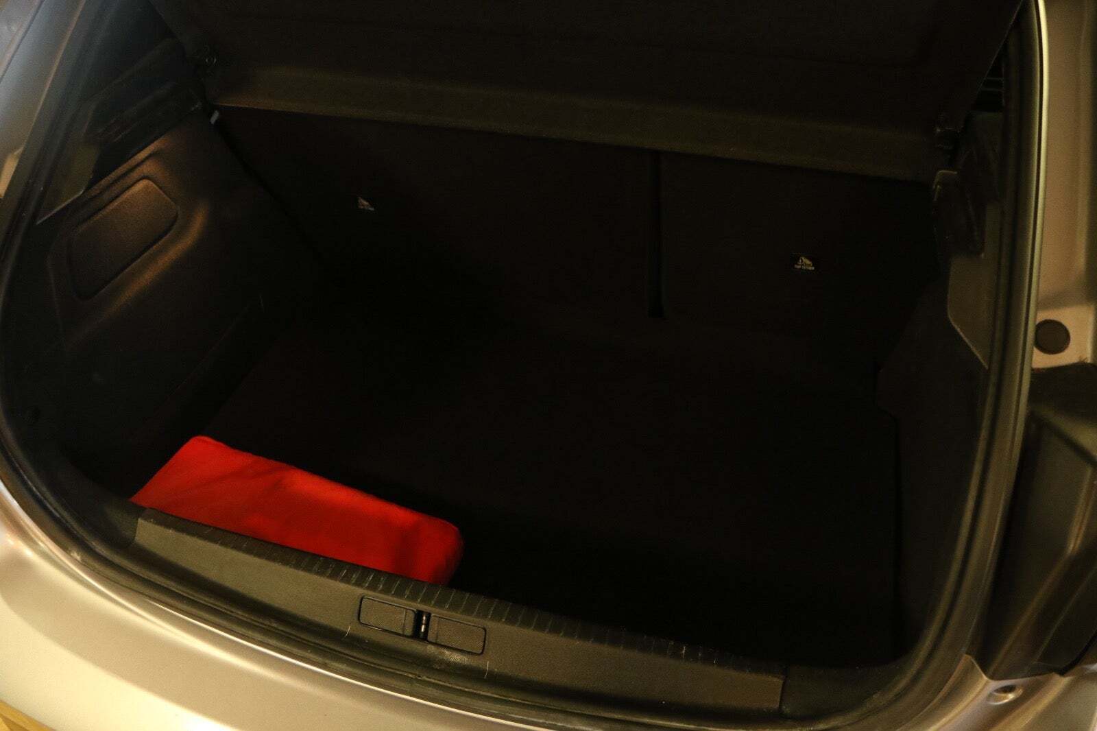 Grøn Peugeot e-208 fra 2023