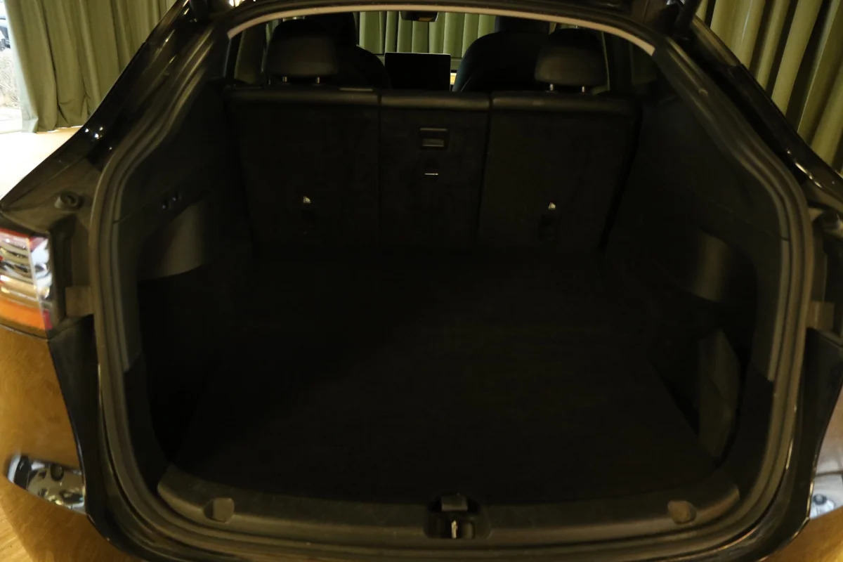 Grøn Tesla Model Y fra 2023