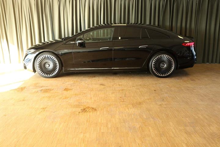 Sort Mercedes EQS53 fra 2023
