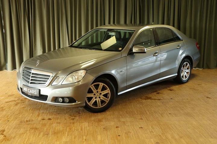 Grå Mercedes E200 fra 2011 set udefra