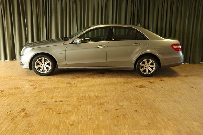 Grå Mercedes E200 fra 2011