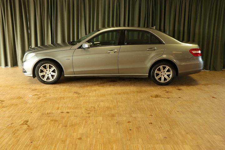 Grå Mercedes E200 fra 2011