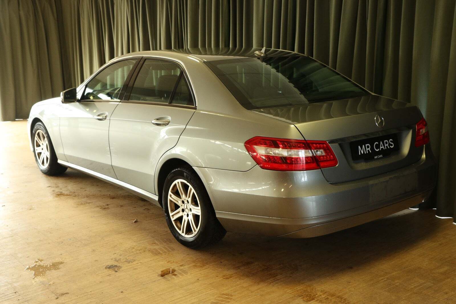 Grå Mercedes E200 fra 2011