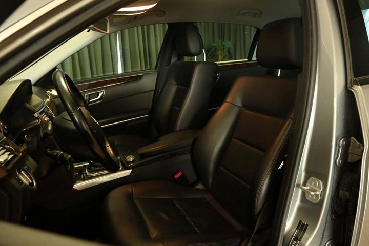 Grå Mercedes E200 fra 2011 set indefra