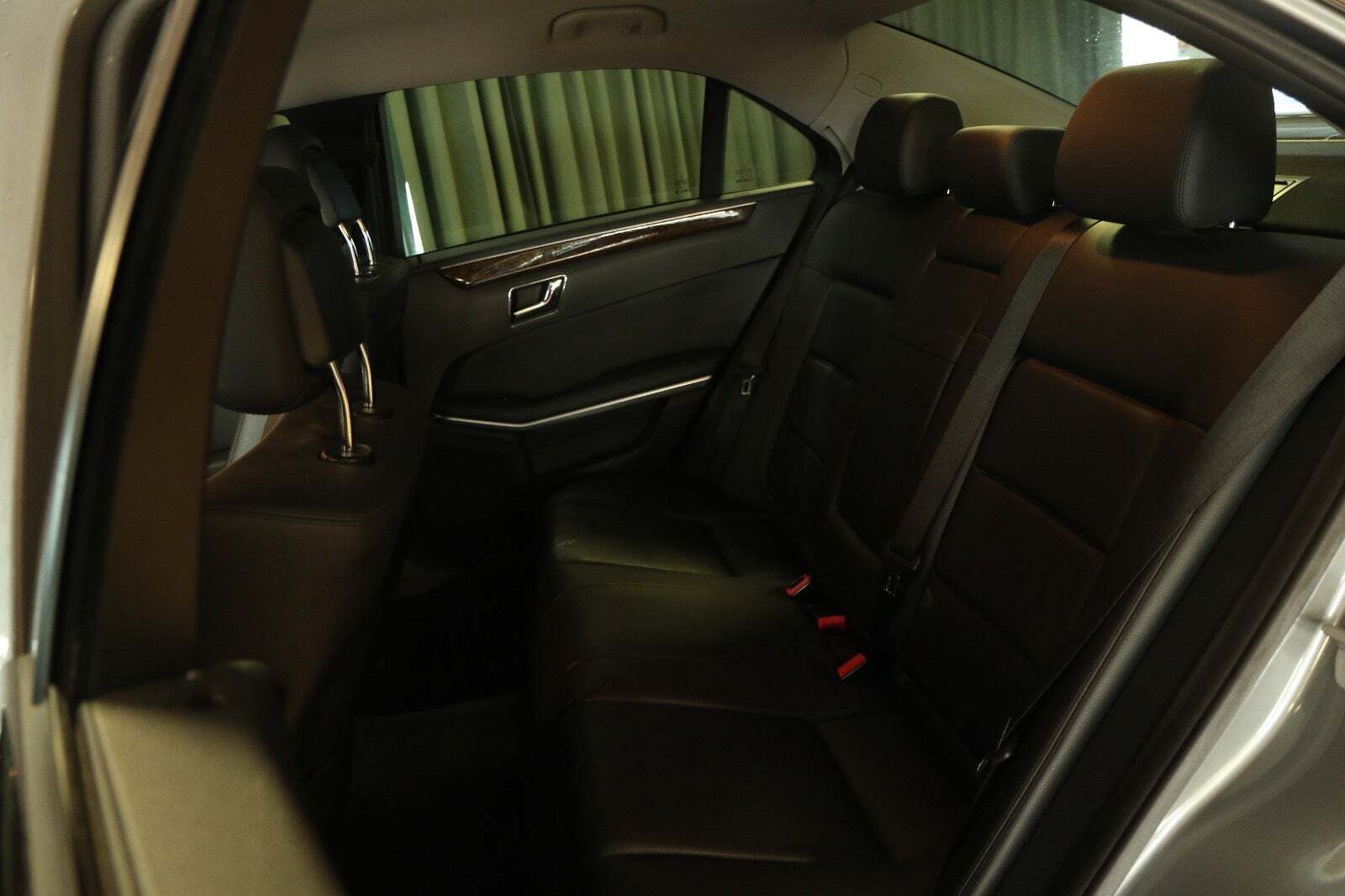 Grå Mercedes E200 fra 2011